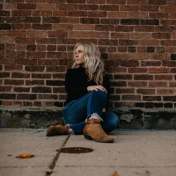 Profile Picture of Amanda Strawser (@amandastrawser) on Poshmark