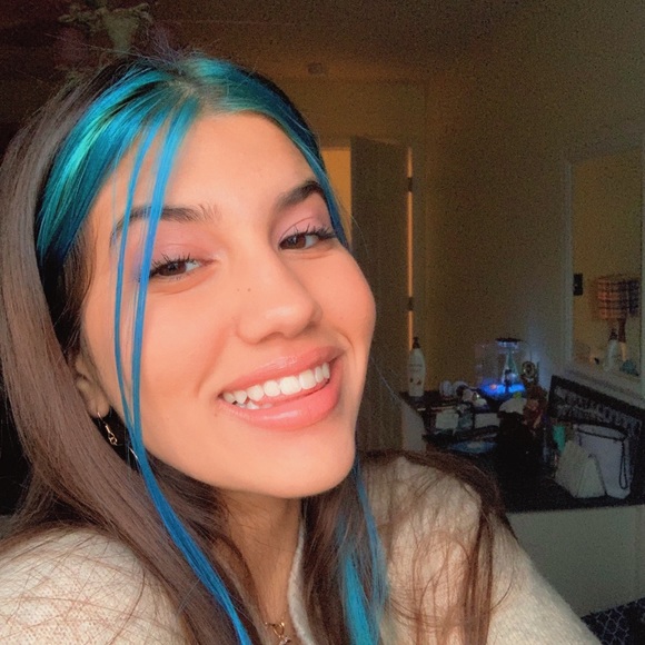 Profile Picture of Alina Newton (@alinanewton) on Poshmark