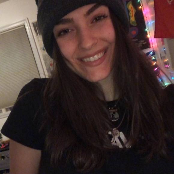 Profile Picture of Melanie Attieh (@melanieattieh) on Poshmark