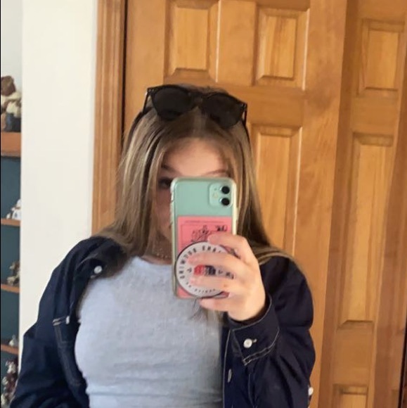 Profile Picture of Madison Benigni (@madison_benigni) on Poshmark