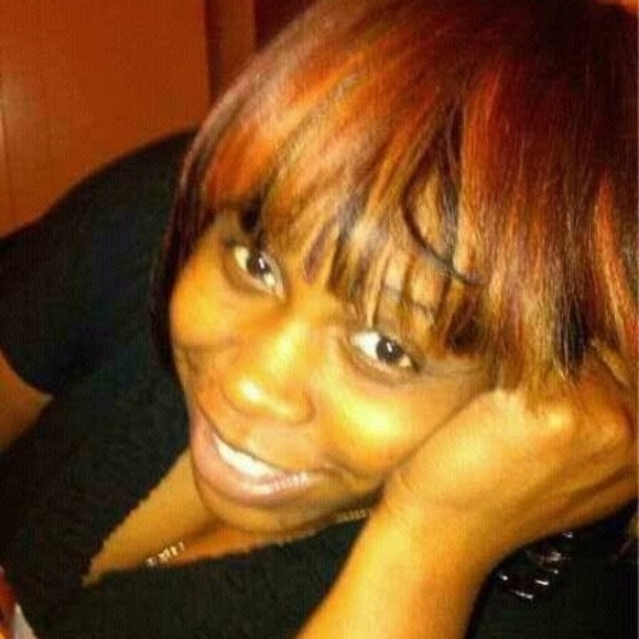 Profile Picture of Evelyn Capps (@neecapps72) on Poshmark