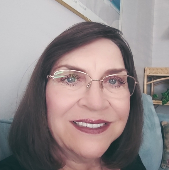 Profile Picture of Paulette Fafalios (@paulettetheyaya) on Poshmark