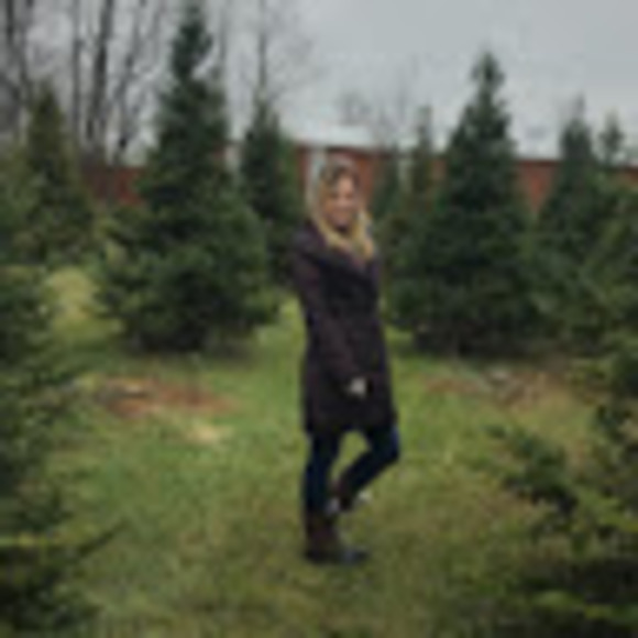 Profile Picture of Olivia Theander (@olivia_theander) on Poshmark