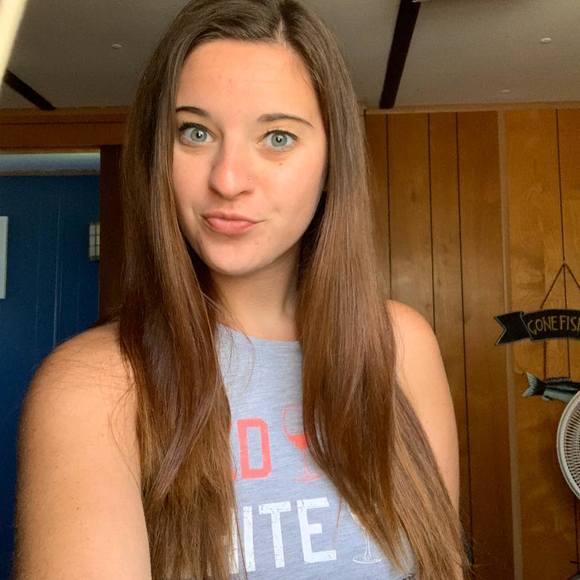 Profile Picture of Alexa Leo (@alexa226) on Poshmark