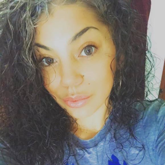 Profile Picture of Amanda Barraza (@amandajo83) on Poshmark