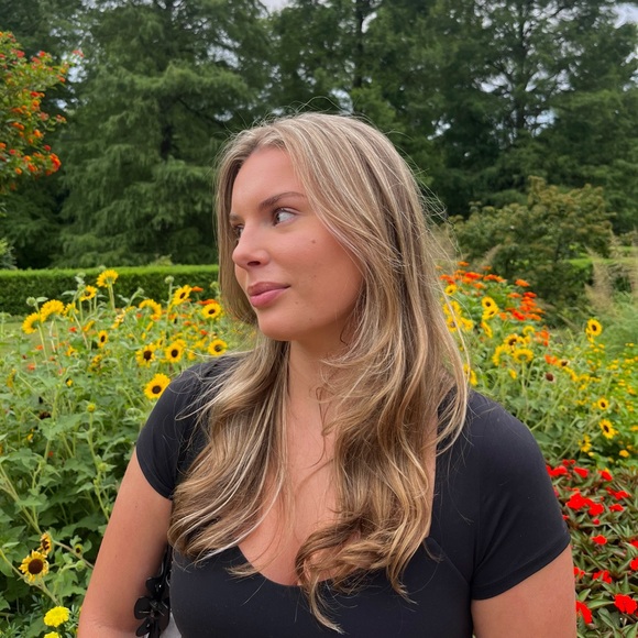Profile Picture of Julia Wray (@julezwray) on Poshmark