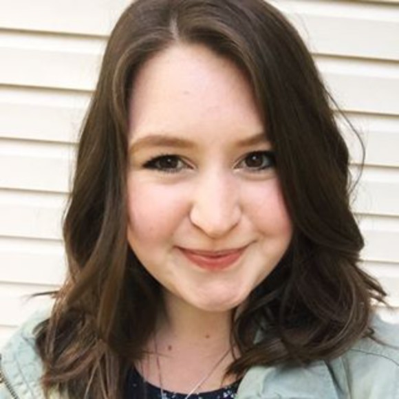 Profile Picture of Sarah Cassavant (@scassavant) on Poshmark