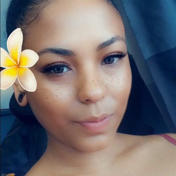 Profile Picture of Cynthia Cates (@cynthiamalanea) on Poshmark