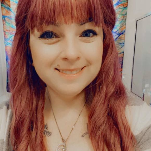 Profile Picture of Amanda Pace (@illusion9376) on Poshmark