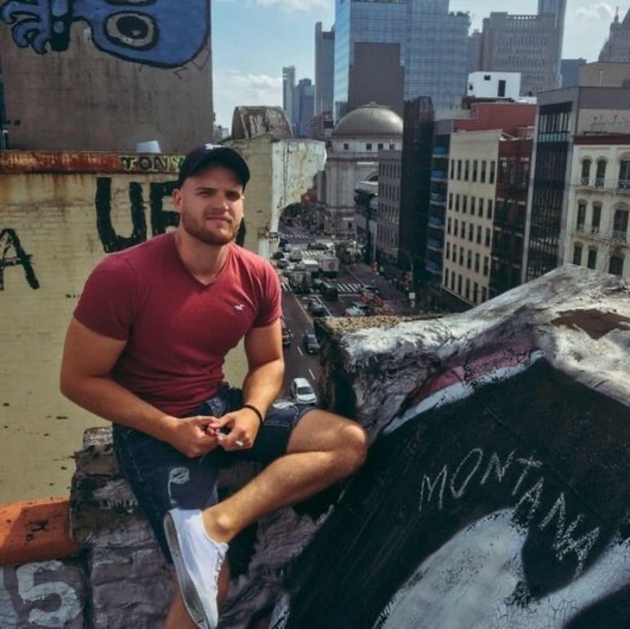 Profile Picture of Paroczai Laszlo (@paroczailaszlo5) on Poshmark