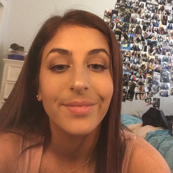 Profile Picture of Ariel Connor (@arielconnor22) on Poshmark