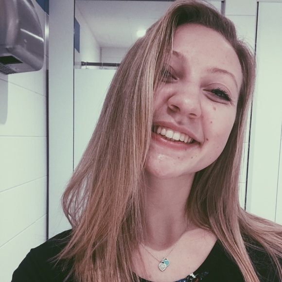 Profile Picture of Sierra Heintzman (@sierraheintzman) on Poshmark