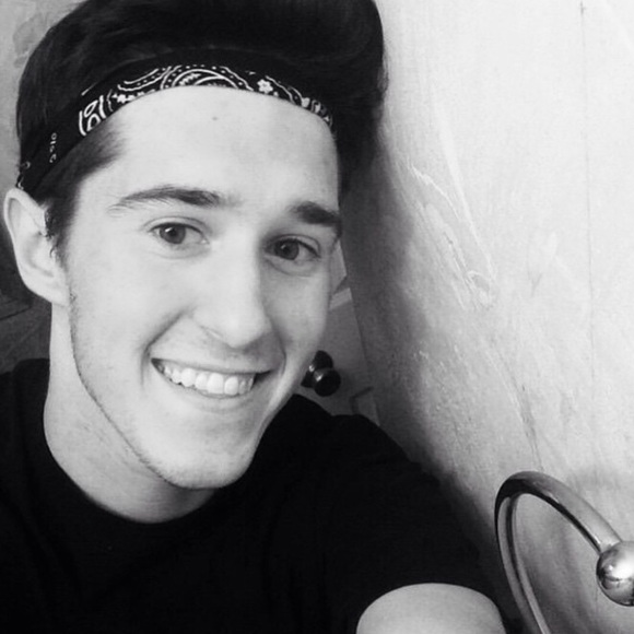 Profile Picture of Kevin Saunders (@kevin50) on Poshmark