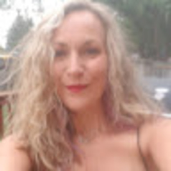 Profile Picture of Beth Blasius (@bethblasius) on Poshmark