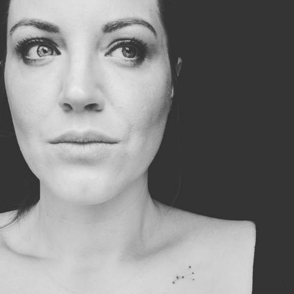 Profile Picture of Carly Ackerman's dirty hair diaries (@carlyackerman16) on Poshmark