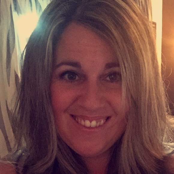 Profile Picture of Danielle Fabela (@dfabela) on Poshmark