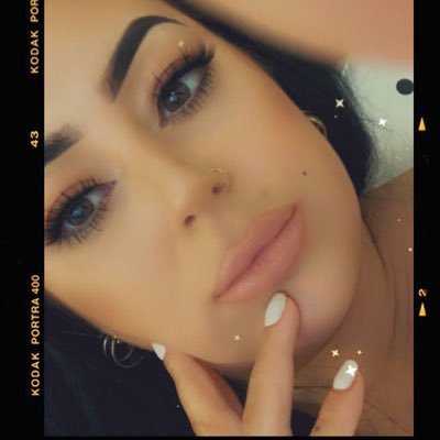 Profile Photo of 𝔈𝔪𝔪𝔞  🖤 (@emma__castle) on Twitter