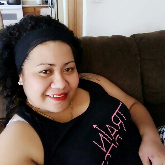 Profile Picture of Mayzie Nansen (@mayzief) on Poshmark