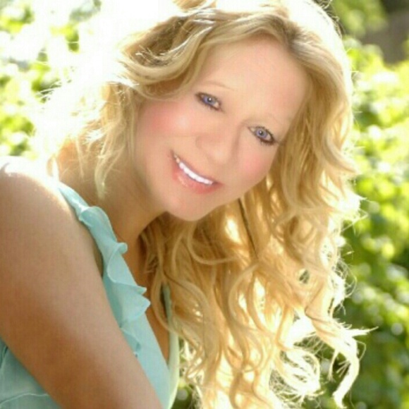 Profile Picture of Lori Ketcherside (@loriketcherside) on Poshmark