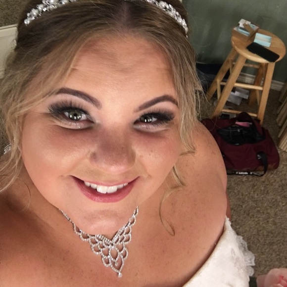 Profile Picture of Amanda Ray (@array2018) on Poshmark