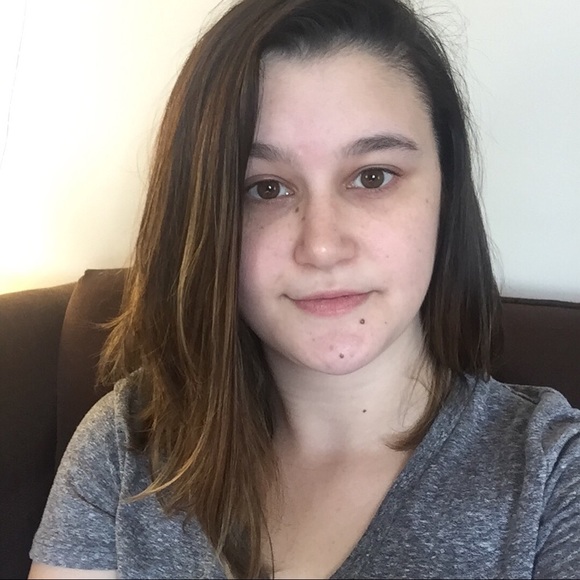 Profile Picture of Alice Barry (@alicepbarry) on Poshmark