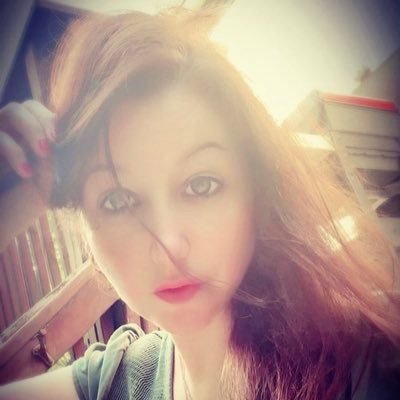 Profile Picture of Val Kelly🎧🎤🎥🎬💃🇫🇷🦆❤️☕️✈️ (@squackyvoice) on Twitter
