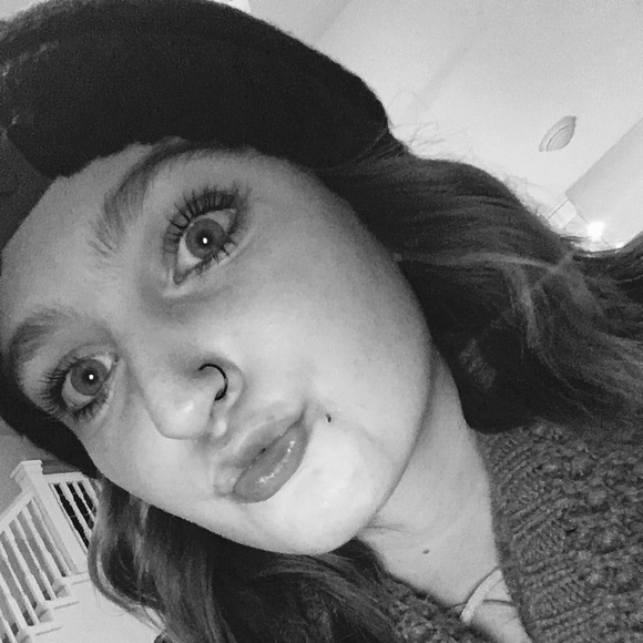 Profile Picture of Shawna Mitchell (@shawnamichell17) on Poshmark