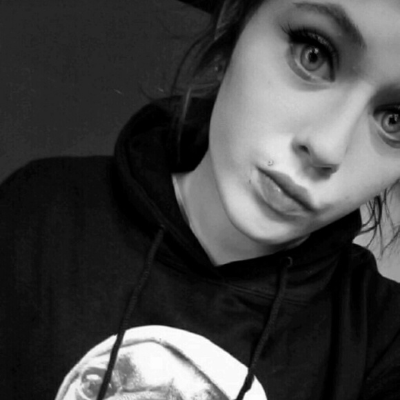 Profile Picture of Tori Boyer (@97boyer) on Poshmark