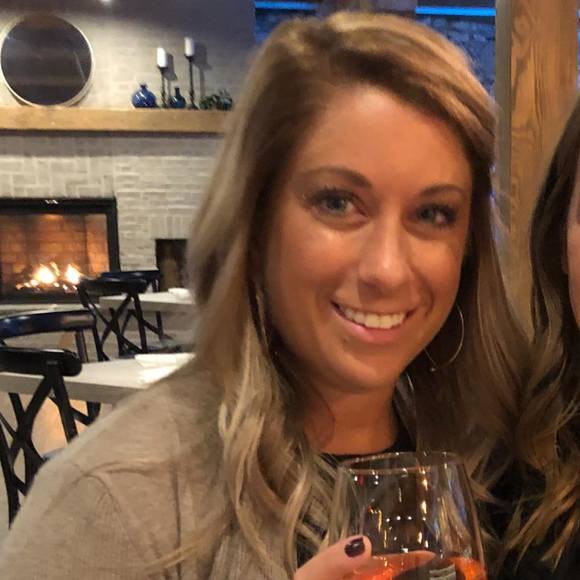 Profile Picture of Richelle Hivner (@blondiichik3) on Poshmark