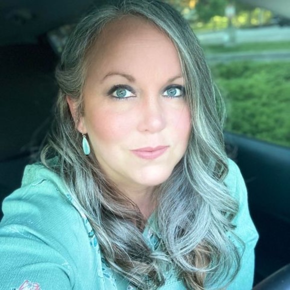 Profile Picture of Shauna Hoxsie (@shaunahoxsie) on Poshmark