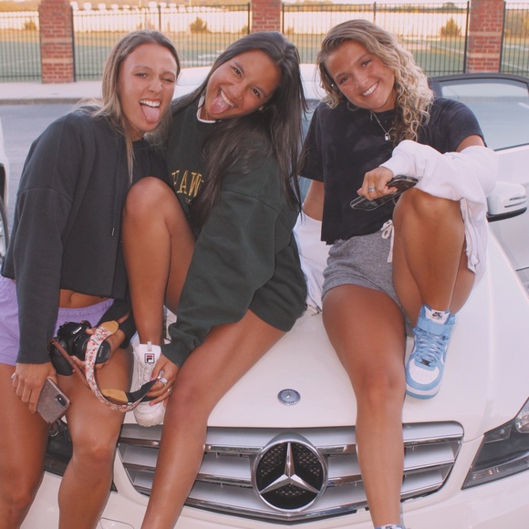 Sophia Bhalla - Poshmark Profile Picture of Sophia Bhalla (@sophxobeth) on Poshmark