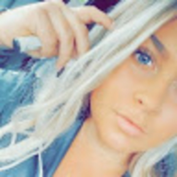 Profile Picture of Taylor Lipinsky (@taylorlipinsky) on Poshmark