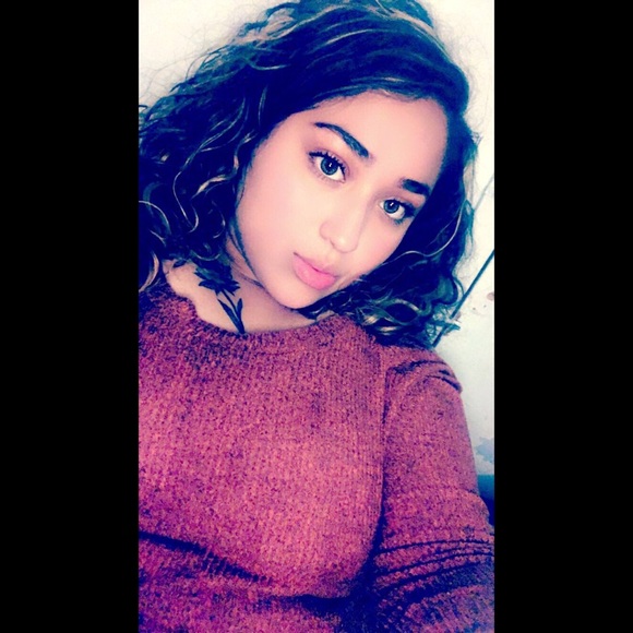 Profile Picture of Leslie Velasco (@leslievelasco_2) on Poshmark