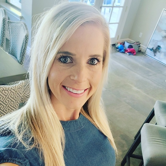 Profile Picture of Markay Weinberger (@markayw) on Poshmark