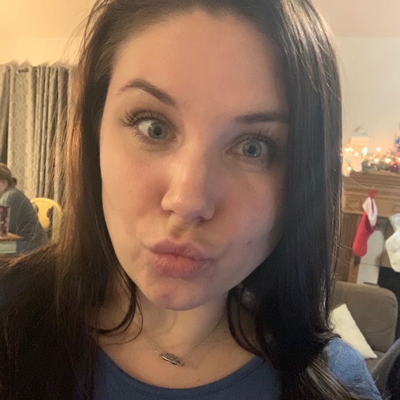 Profile Picture of Amy Maloy (@amyrmaddox) on Poshmark