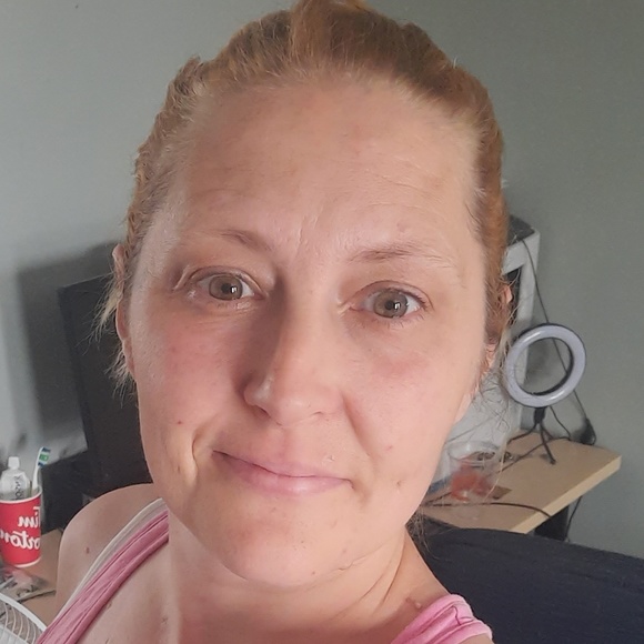 Profile Picture of Christine Bezanson (@bezansontina) on Poshmark