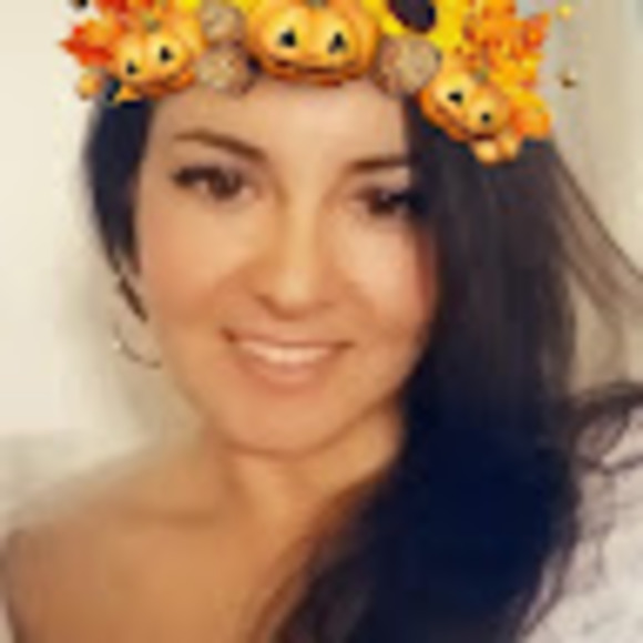 Profile Picture of Christina Vanderbeek (@christinav0317) on Poshmark