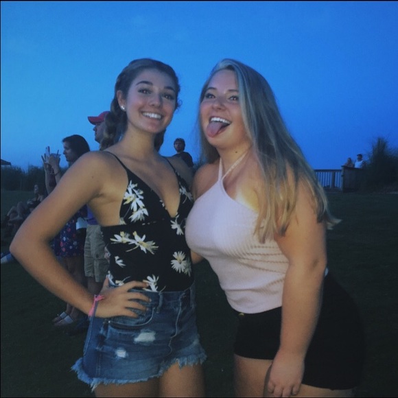 Gabrielle Del rossi - Poshmark Profile Picture of Gabrielle Del rossi (@gabdelrossi) on Poshmark