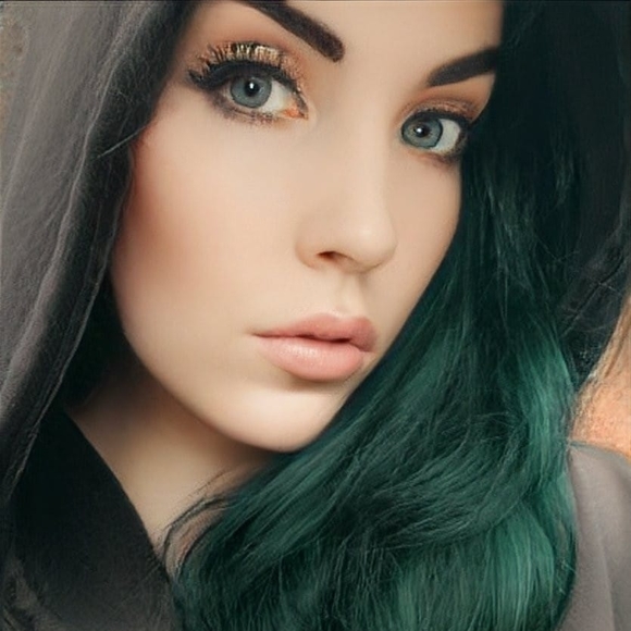 Profile Picture of Rachel Wiggett (@wiggett) on Poshmark