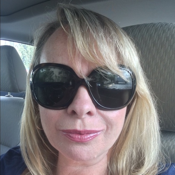 Profile Picture of Amanda Stefanescu (@catirita20) on Poshmark