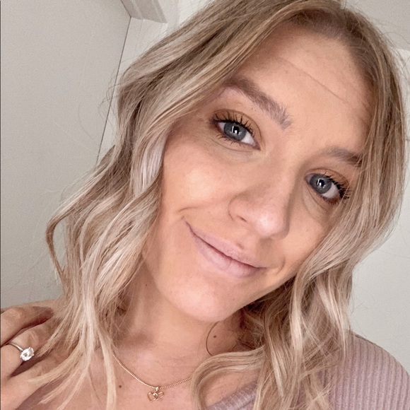 Profile Picture of Aisia Runia (@aisiarunia) on Poshmark