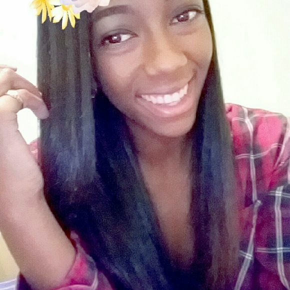 Profile Picture of Leasa Mishell (@leasamishell) on Poshmark