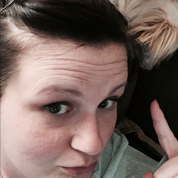 Profile Picture of Lindsay Sandella (@lynzeelou23) on Poshmark