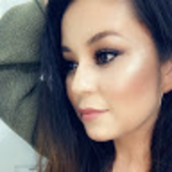 Profile Picture of Adriana Cerna (@acerna2009) on Poshmark