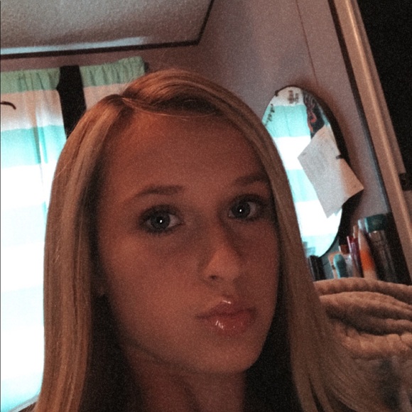 Profile Picture of Lily Sutton (@_lilybelle07) on Poshmark