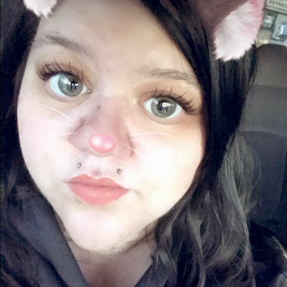 Profile Picture of Stephanie Weimer (@stephiemeow26) on Poshmark