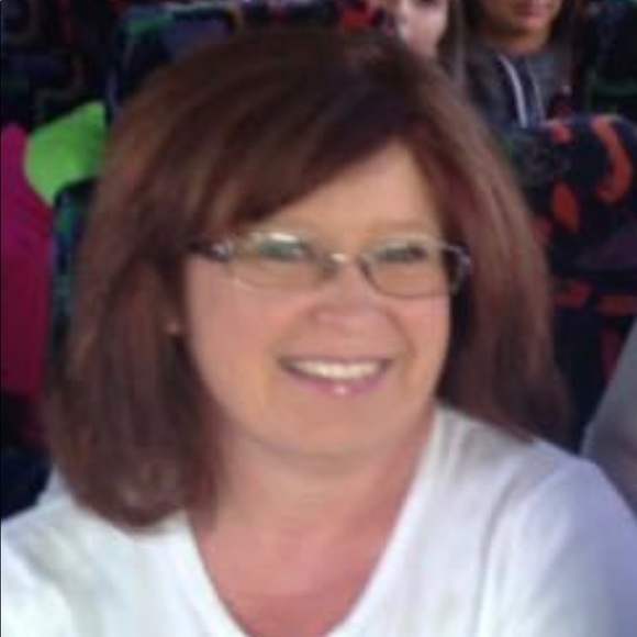 Profile Picture of Deena Snedegar (@deenaann255) on Poshmark