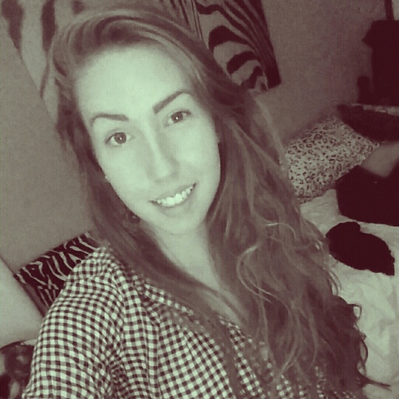 Profile Picture of Amanda Hainey (@surfergal17) on Poshmark