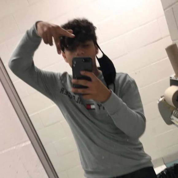 Profile Picture of Jonathan Loredo (@jonathanloredo) on Poshmark