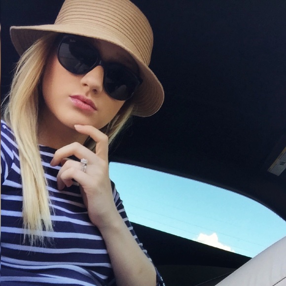 Profile Picture of Courtney Zorn (@court_0673) on Poshmark